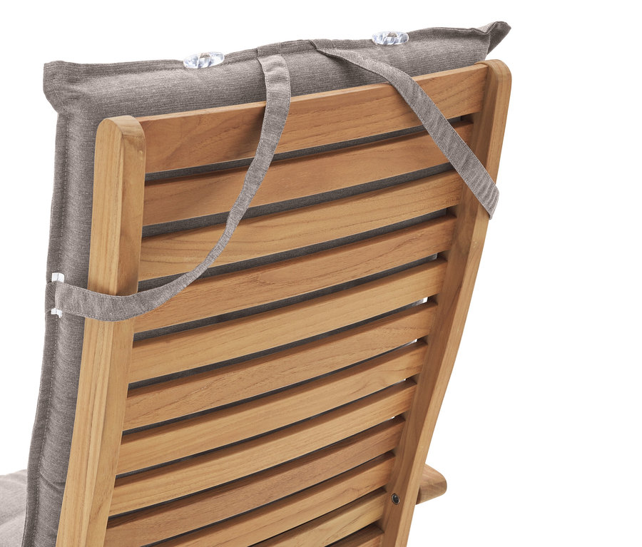 Detailní záběr na zadní stranu dřevěné židle se šedým polštářem připevněným popruhy.