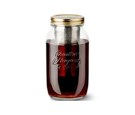 Sklenice pro přípravu cold brew »BrewJar« s filtrem a obsahem, na bílém pozadí.