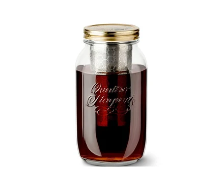 Sklenice pro přípravu cold brew »BrewJar« s filtrem a obsahem, na bílém pozadí.