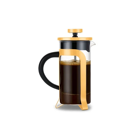 Žlutý skleněný french press s černou rukojetí naplněný kávou.