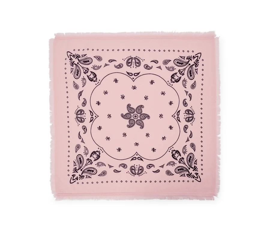 Světle růžový pletený šátek bandana s vlnou a kašmírem, zdobený tmavým paisley vzorem a roztřepenými okraji.