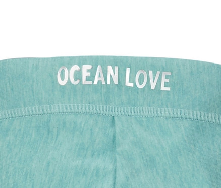 Detail světle tyrkysové mikiny s kapucí s nápisem OCEAN LOVE.