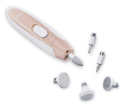 Detailní pohled na přístroj na manikúru a pedikúru s nástavci.