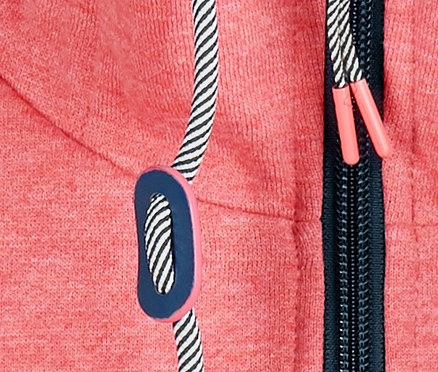 Detail růžové mikiny s kapucí se stahovací šňůrkou a zipem.