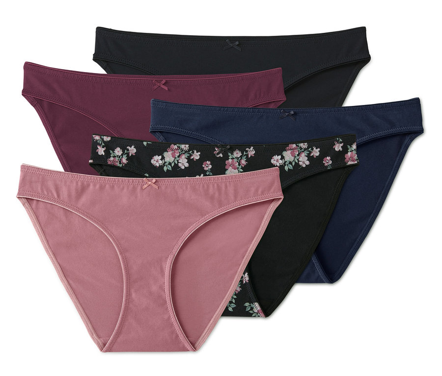 Sada pěti kalhotek různých barev.