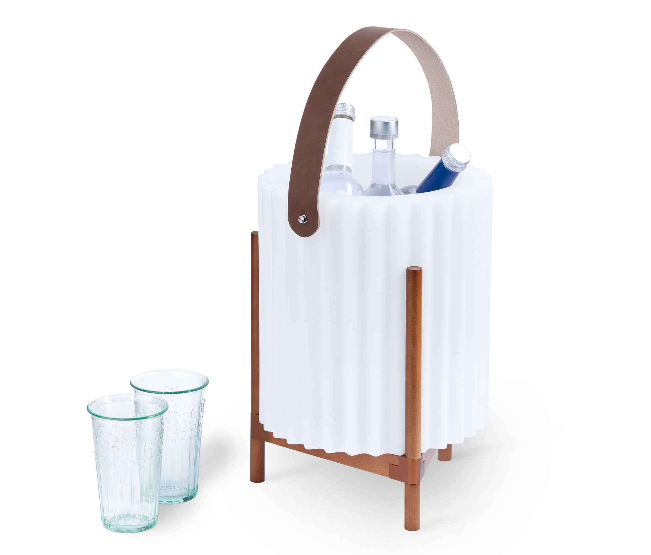 Reproduktor s osvětlením a chladicím boxem na bílém pozadí. Ve vnitř jsou vidět lahve.