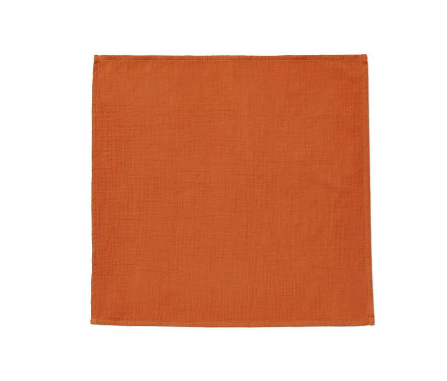 Mušelínový ubrousek v hnědé barvě.