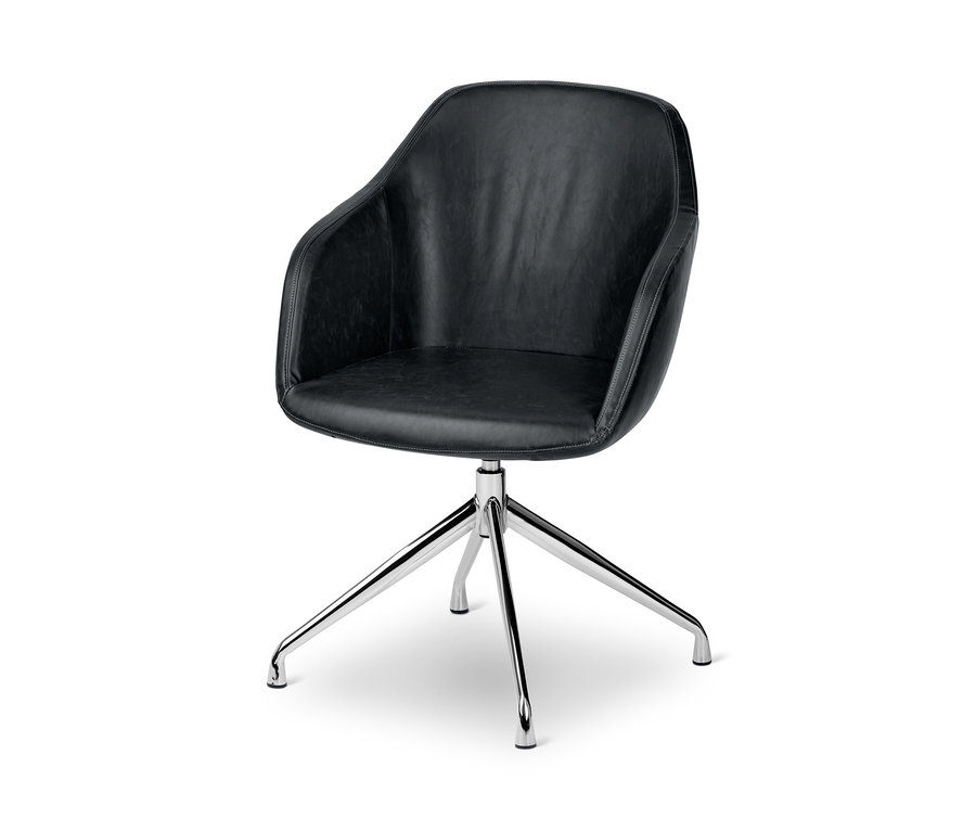 Černá polstrovaná otočná koženková židle na chromované noze.
