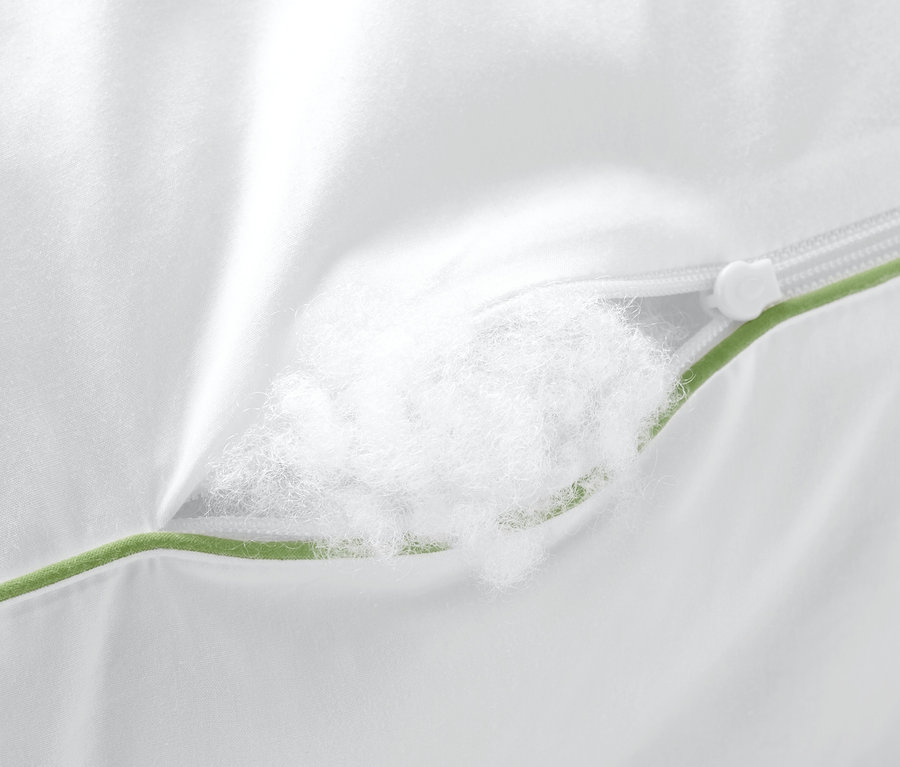 Detail bílého polštáře irisette® greenline s rozepnutým zipem a výplní.