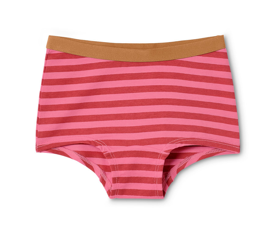 Detailní záběr na dětské kalhotky se světle a tmavě růžovými vodorovnými pruhy a hnědým pasem.
