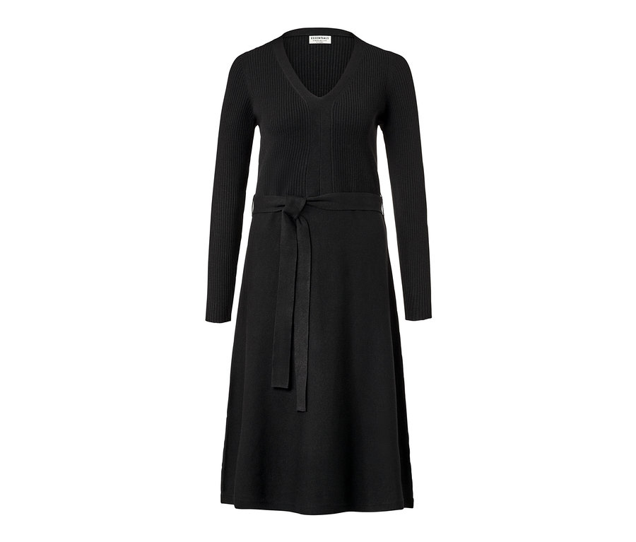 Černé úpletové šaty s dlouhými rukávy a páskem.