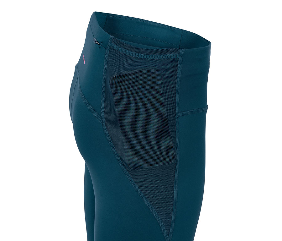 Detail modrých sportovních legín v 3/4 délce se síťovanou kapsou.