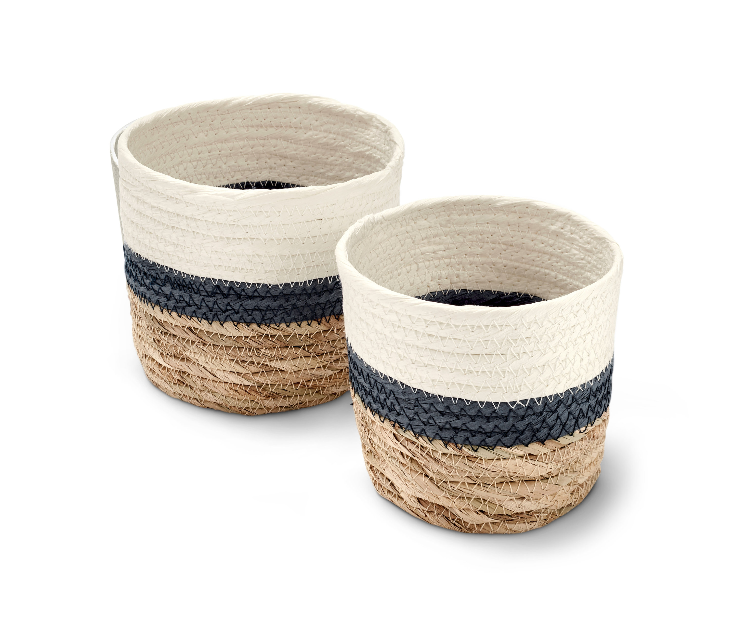 Dva dekorativní úložné košíky s barevnými pruhy.