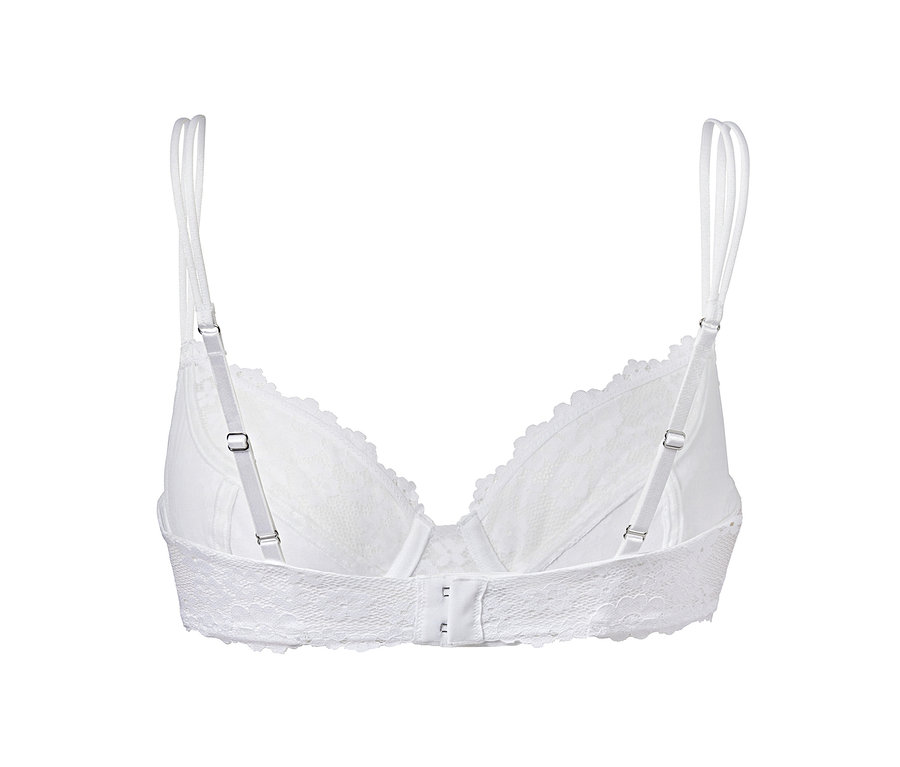 Detail bílé krajkové podprsenky s kosticemi.