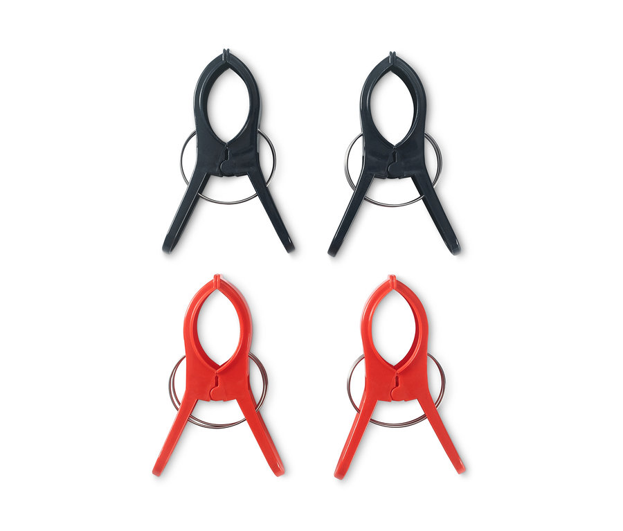 Čtyři skřipce na ručníky: dva černé a dva červené.