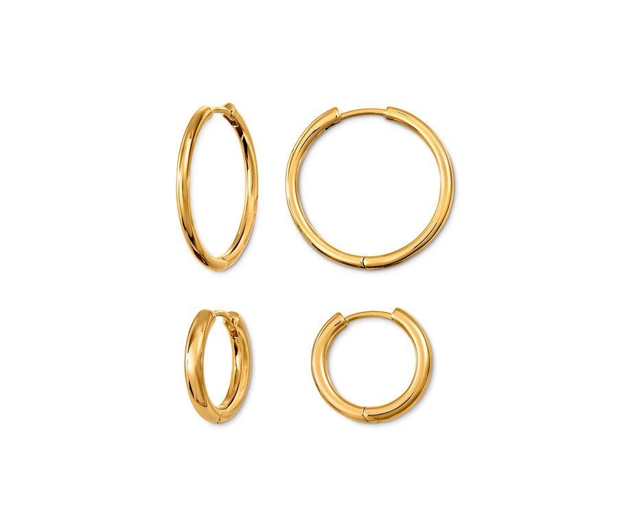 Dva páry zlatých kruhových náušnic, sada kreolek, na bílém pozadí.