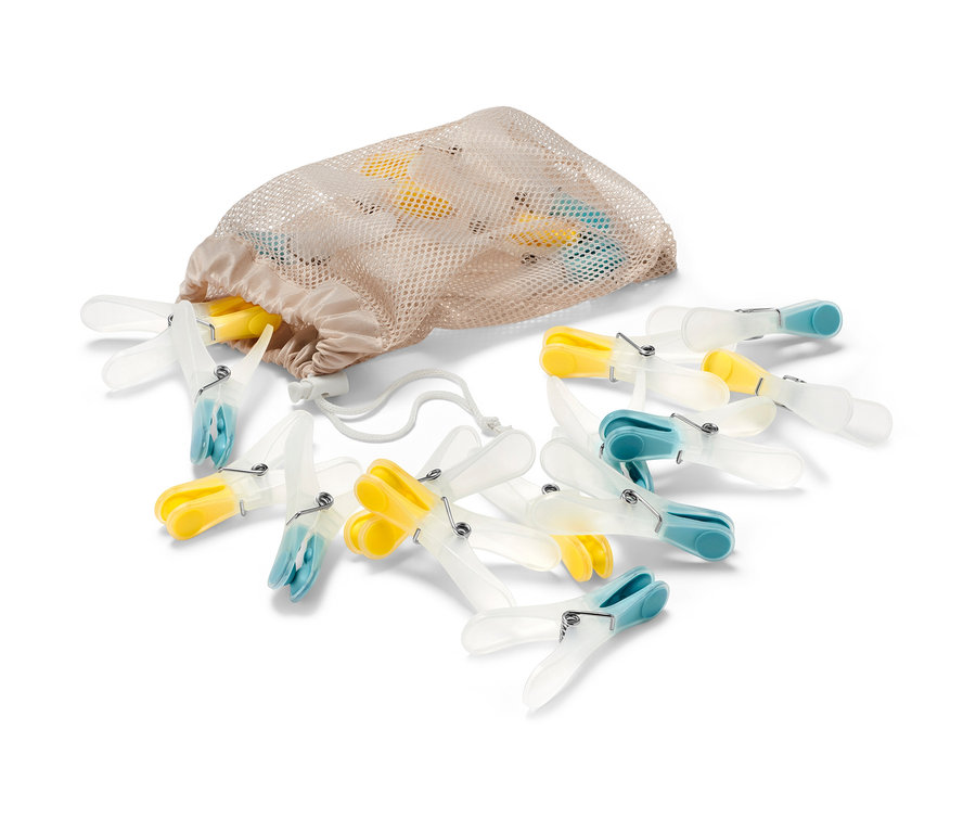 Kolíčky na prádlo (20 ks) leží vedle béžového síťovaného sáčku.