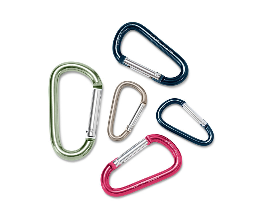 Pět karabin různých barev (zelená, šedá, růžová a dvě modré) leží na bílém pozadí.