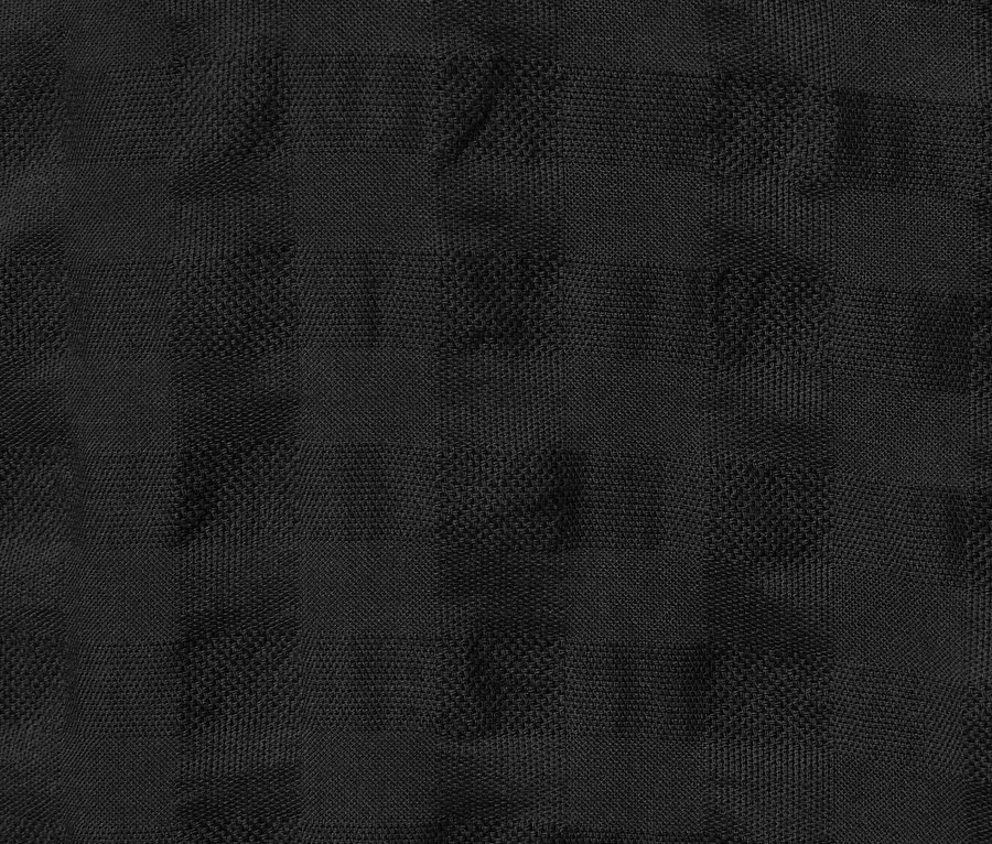 Detailní záběr černé tuniky s tkanou strukturou.