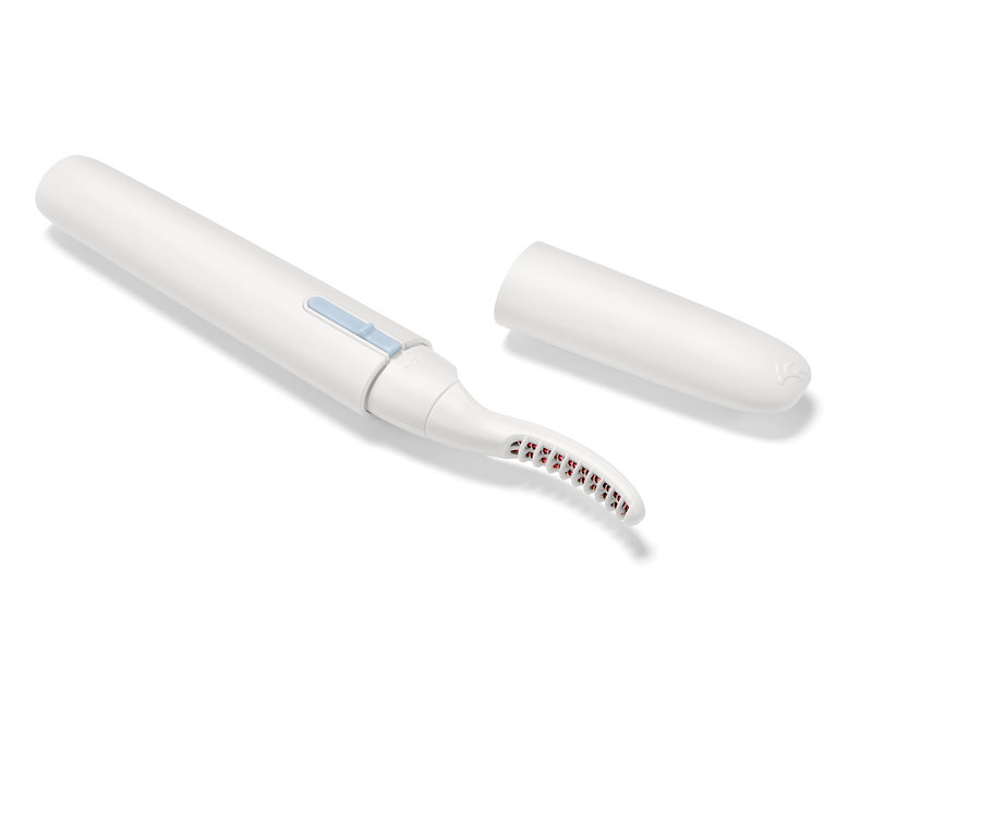 Vyhřívaná kulma na řasy v bílé barvě s odnímatelným víčkem.