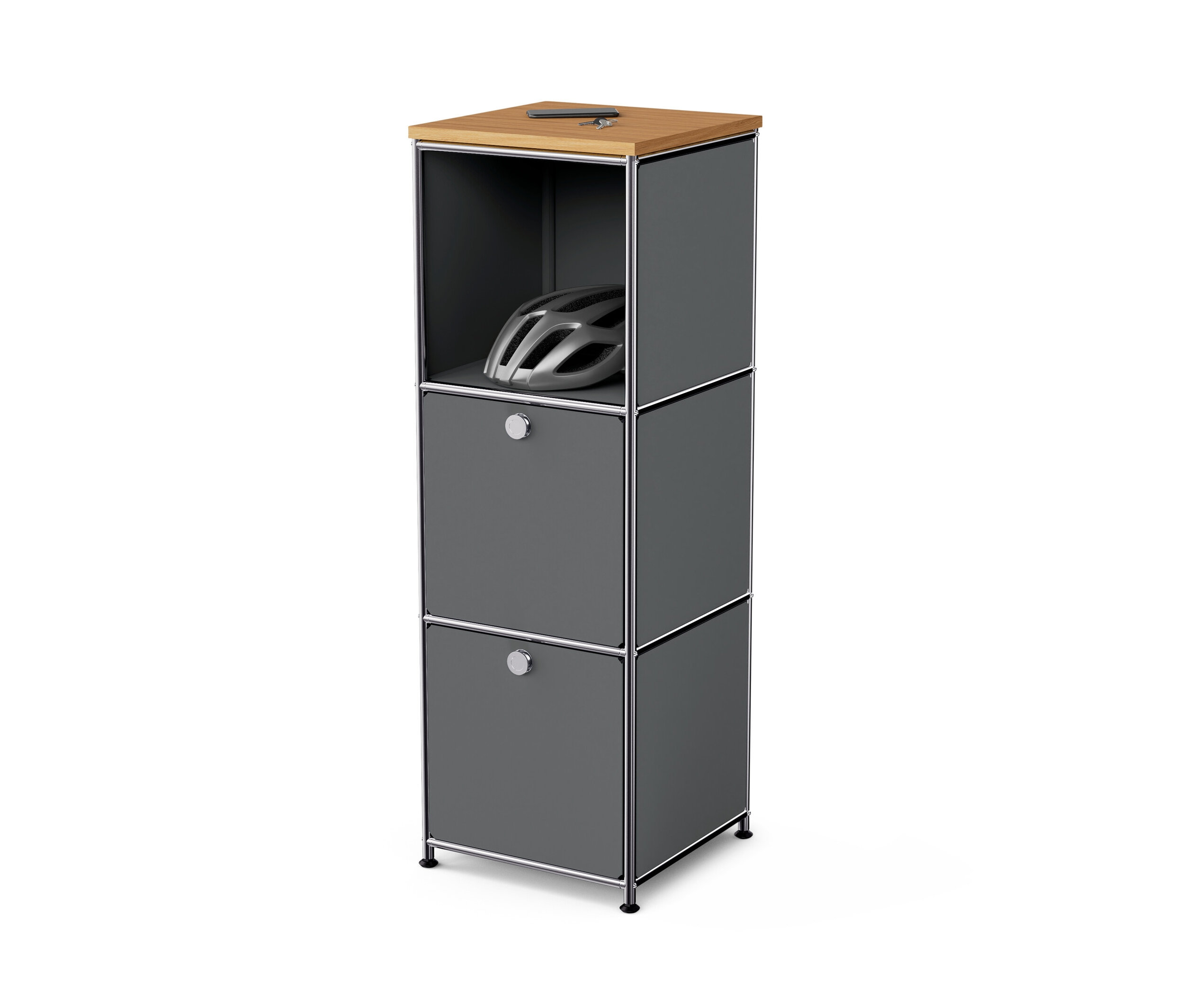 Šedá úzká kovová komoda »CN3« s dřevěnou deskou a 2 výklopnými dvířky. V horní otevřené polici je helma.
