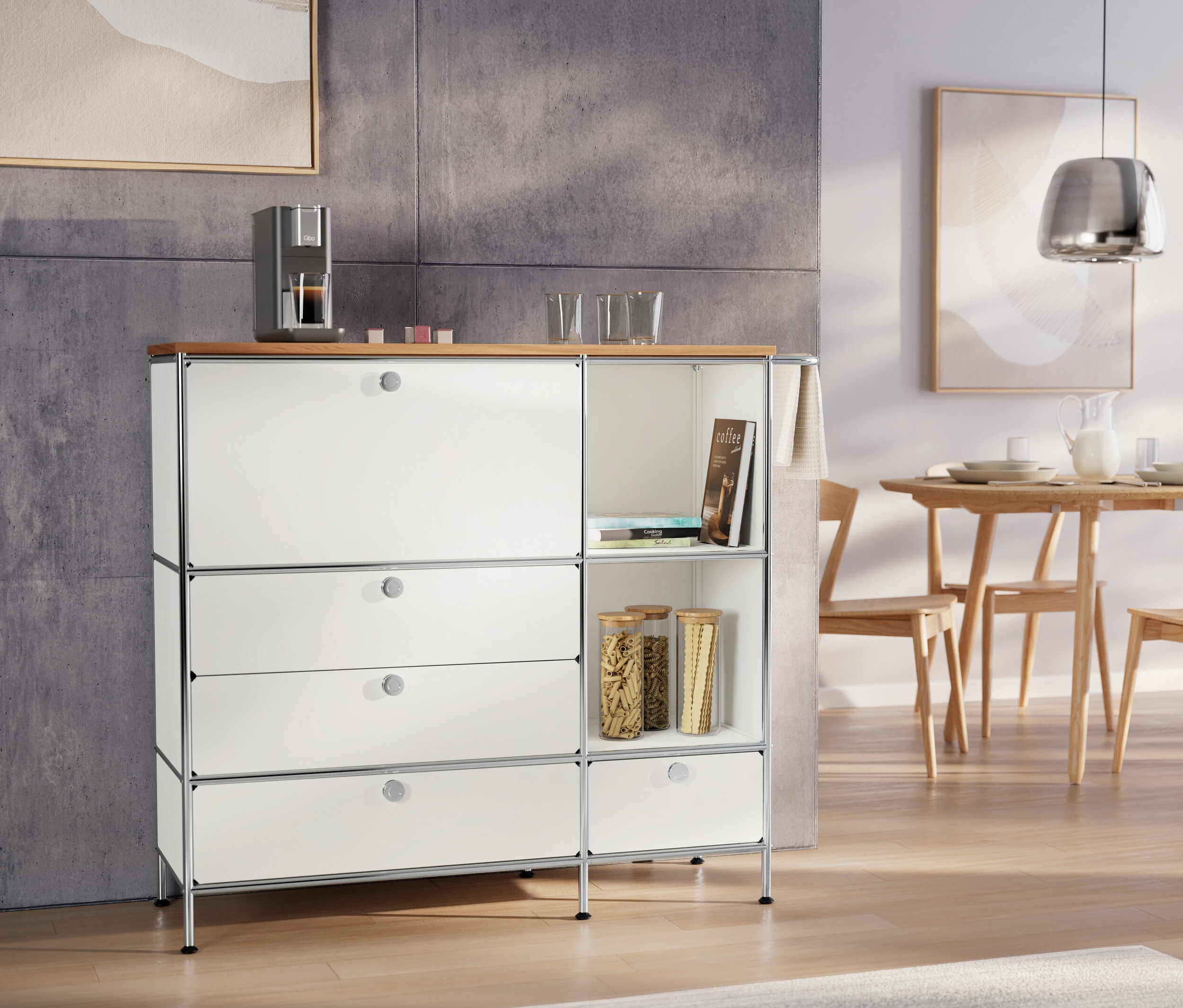 Chromové závěsné svítidlo nad stolem. Kovová odkládací skříňka »CN3« s dřevěnou deskou, bílá, s kávovarem.