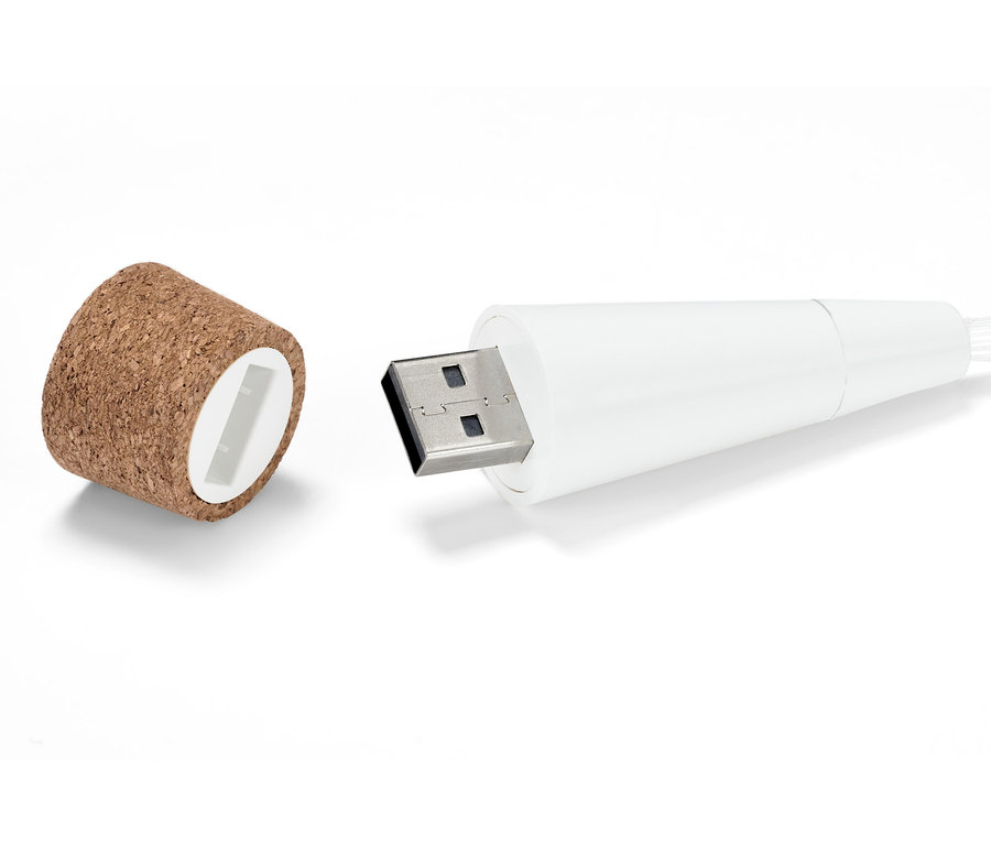 Detail LED zátky s baterií a USB konektoru.