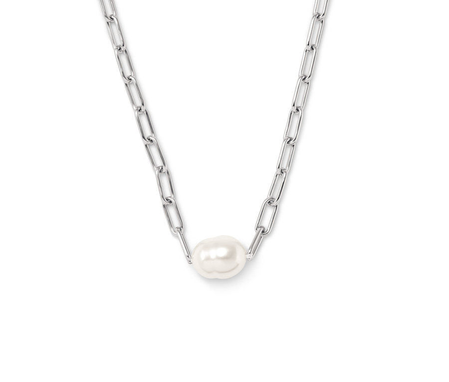 Stříbrný řetízek s perlou uprostřed.