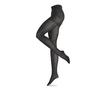 Nohavice strukturované pletené punčochy na bílém pozadí.