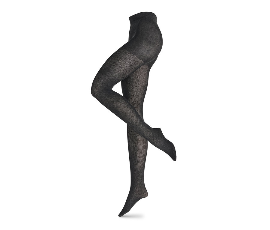 Nohavice strukturované pletené punčochy na bílém pozadí.