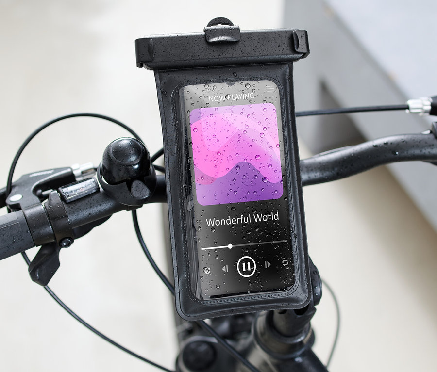 Detailní záběr na držák smartphonu na jízdní kolo připevněný k řídítkům kola, na displeji smartphonu je vidět přehrávání hudby.