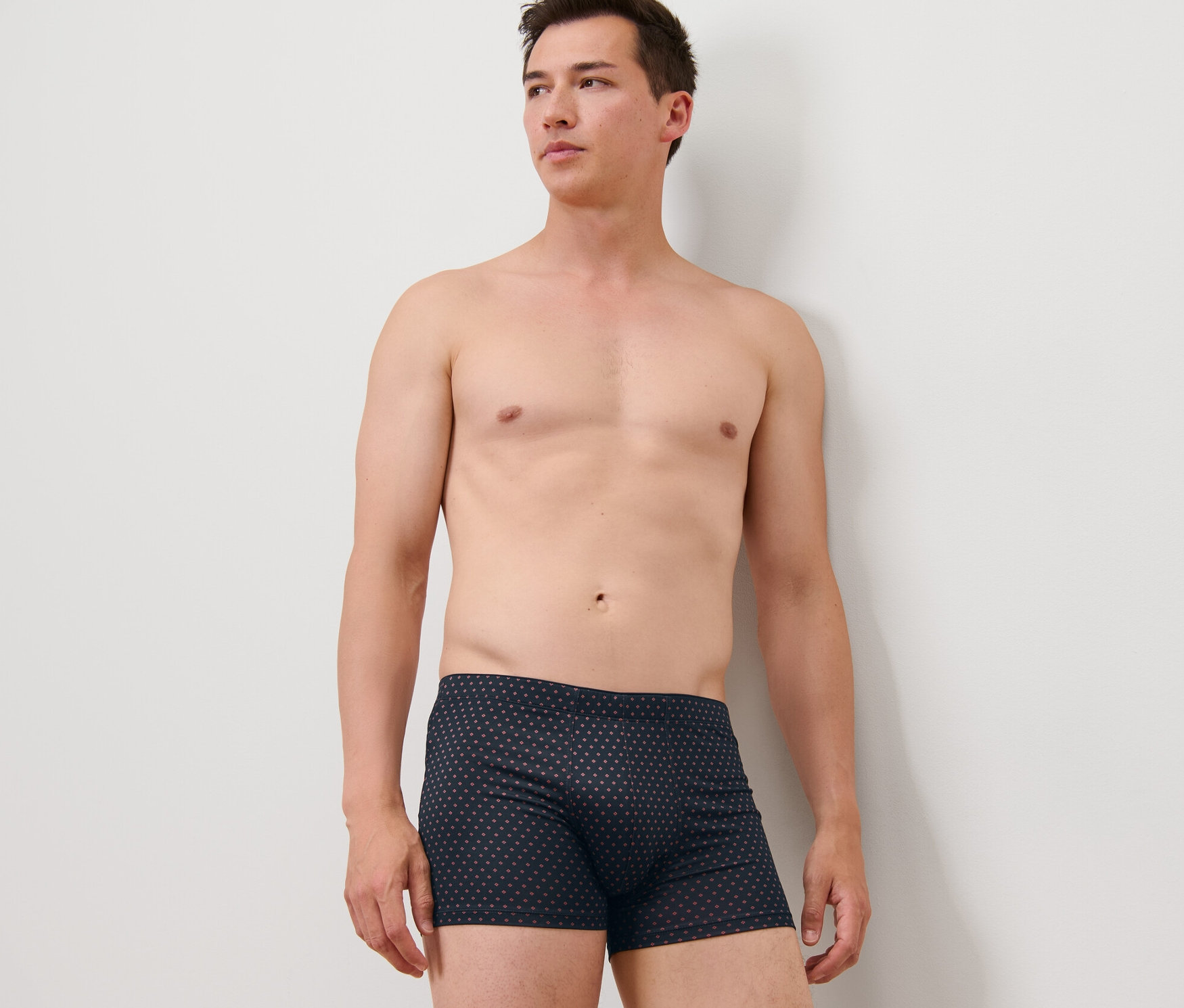 Muž pózuje v boxerkách, 4 ks.