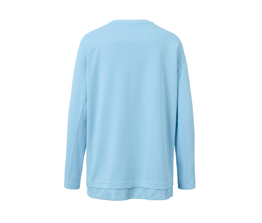 Světle modré fitness tričko s dlouhým rukávem zezadu.