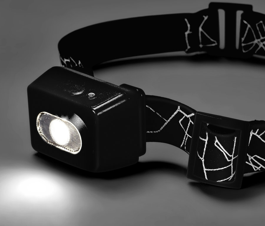 Detailní pohled na černou čelovku.