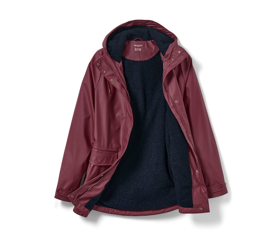 Vínový kabát do deště s plyšovou podšívkou, s kapucí a zapínáním na zip, je rozepnutý a leží na bílém pozadí.