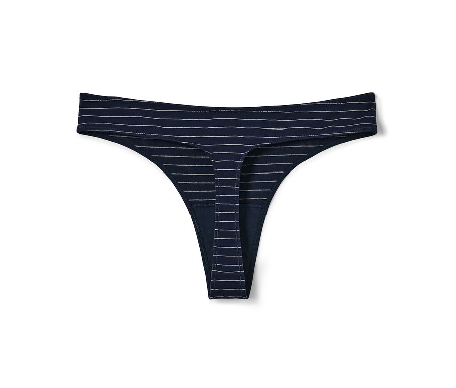 Modré tanga s bílými proužky.