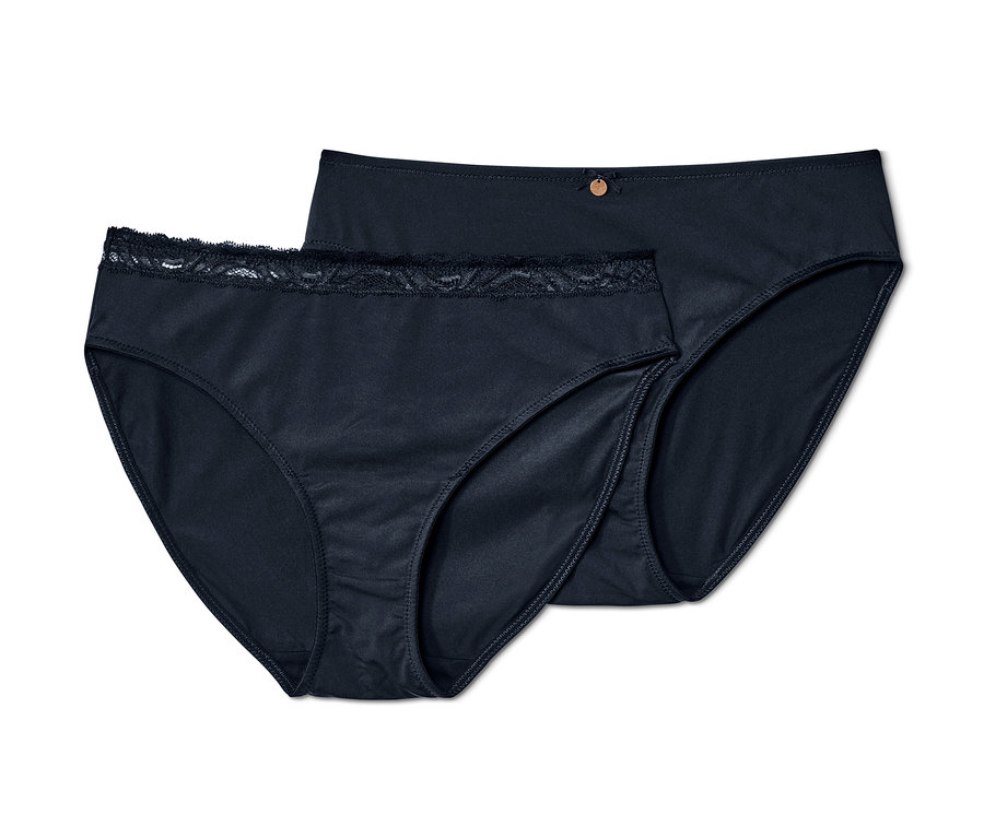 Dvoje tmavě modré kalhotky.