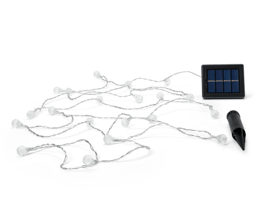 Solární světelný řetěz s kuličkami leží na bílém pozadí.