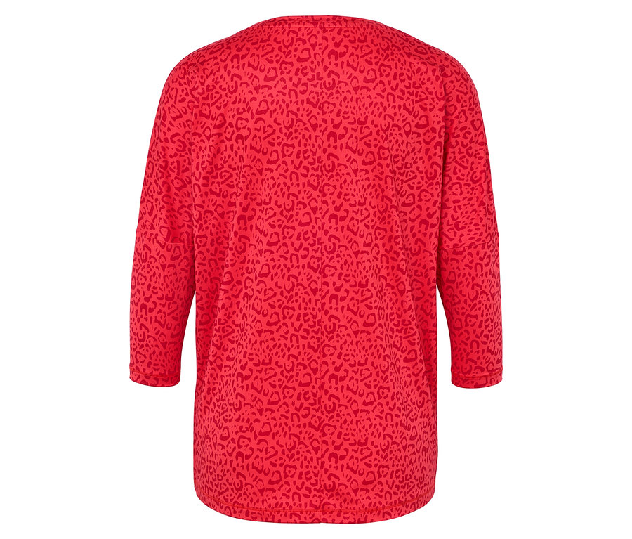 Pohled zezadu na červenou halenku se zvířecím vzorem a tříčtvrtečními rukávy.