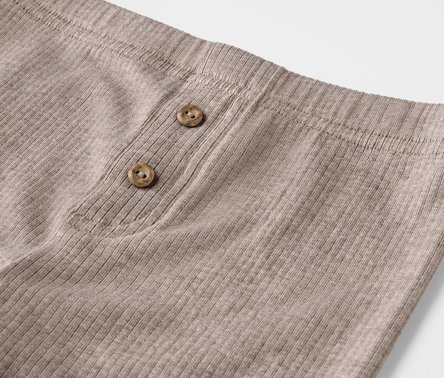 Detail dětských žebrovaných legín s ozdobnými knoflíky, 2 ks.