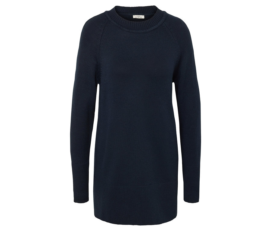 Tmavě modré pletené šaty s dlouhými rukávy na bílém pozadí.