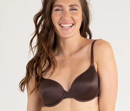 Usměvavá žena s dlouhými hnědými vlasy má na sobě podprsenku z materiálu spacer Passionata »Bianca«, dark chocolate.