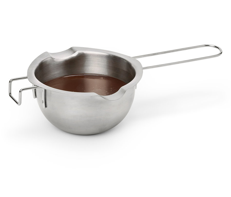 Nerezová miska s držadlem naplněná hnědou tekutinou.