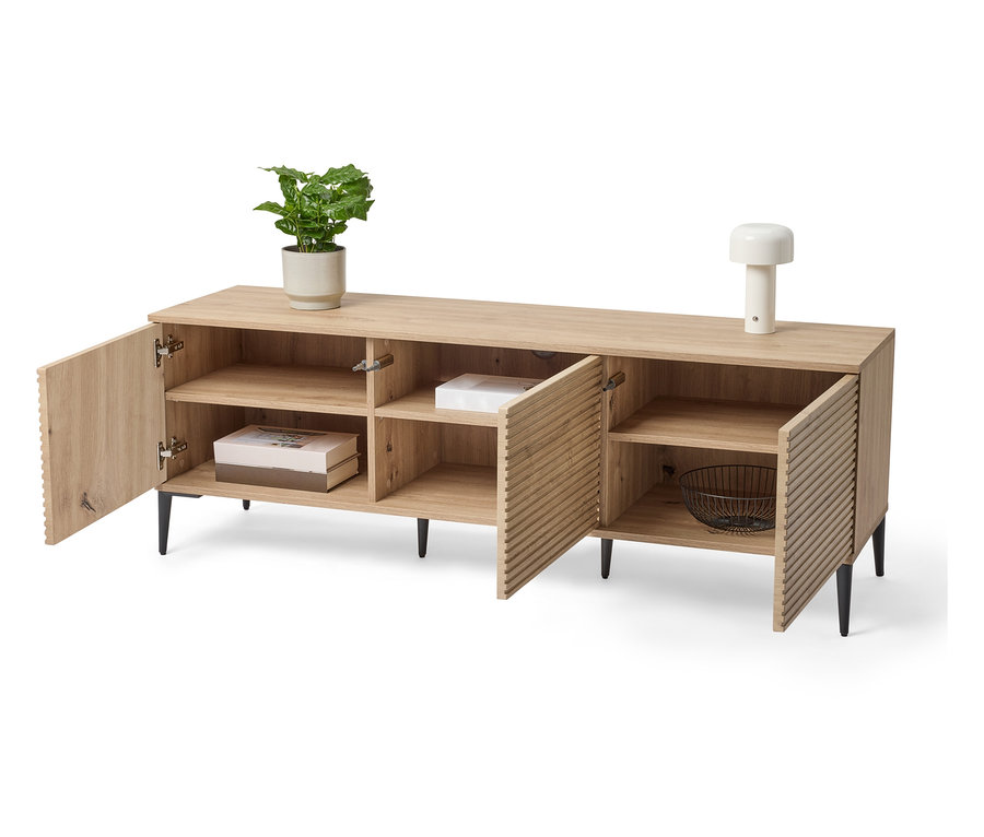 Otevřená dřevěná komoda s rostlinou v květináči, lampou a dekoracemi.