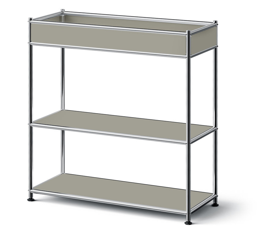 Třípatrová police s kovovým rámem a šedými policemi.