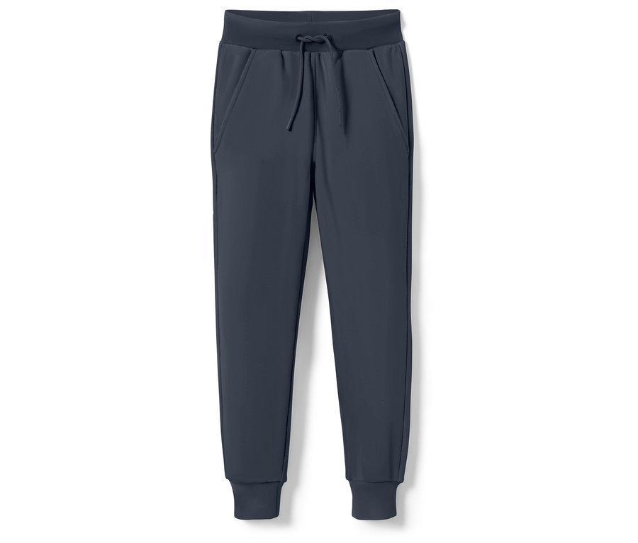 Tmavě modré tepláky se stahovací šňůrkou v pase.