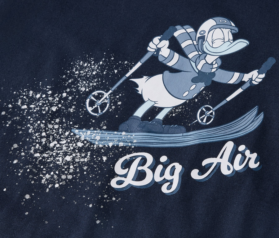 Kreslená postavička lyžuje a stříká sníh, pod ní je nápis "Big Air".
