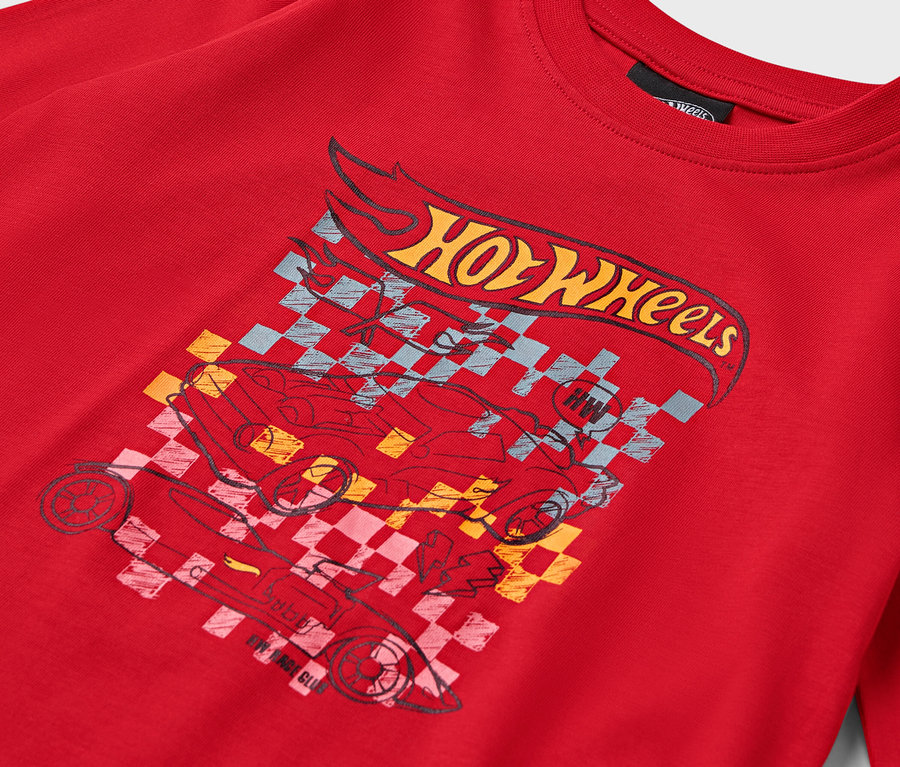 Detail červeného trička s motivem Hot Wheels.
