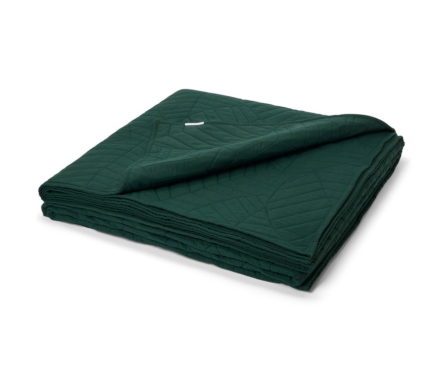 Tmavě zelený prošívaný přehoz na postel, 230 x 250 cm, složený na hromádce.