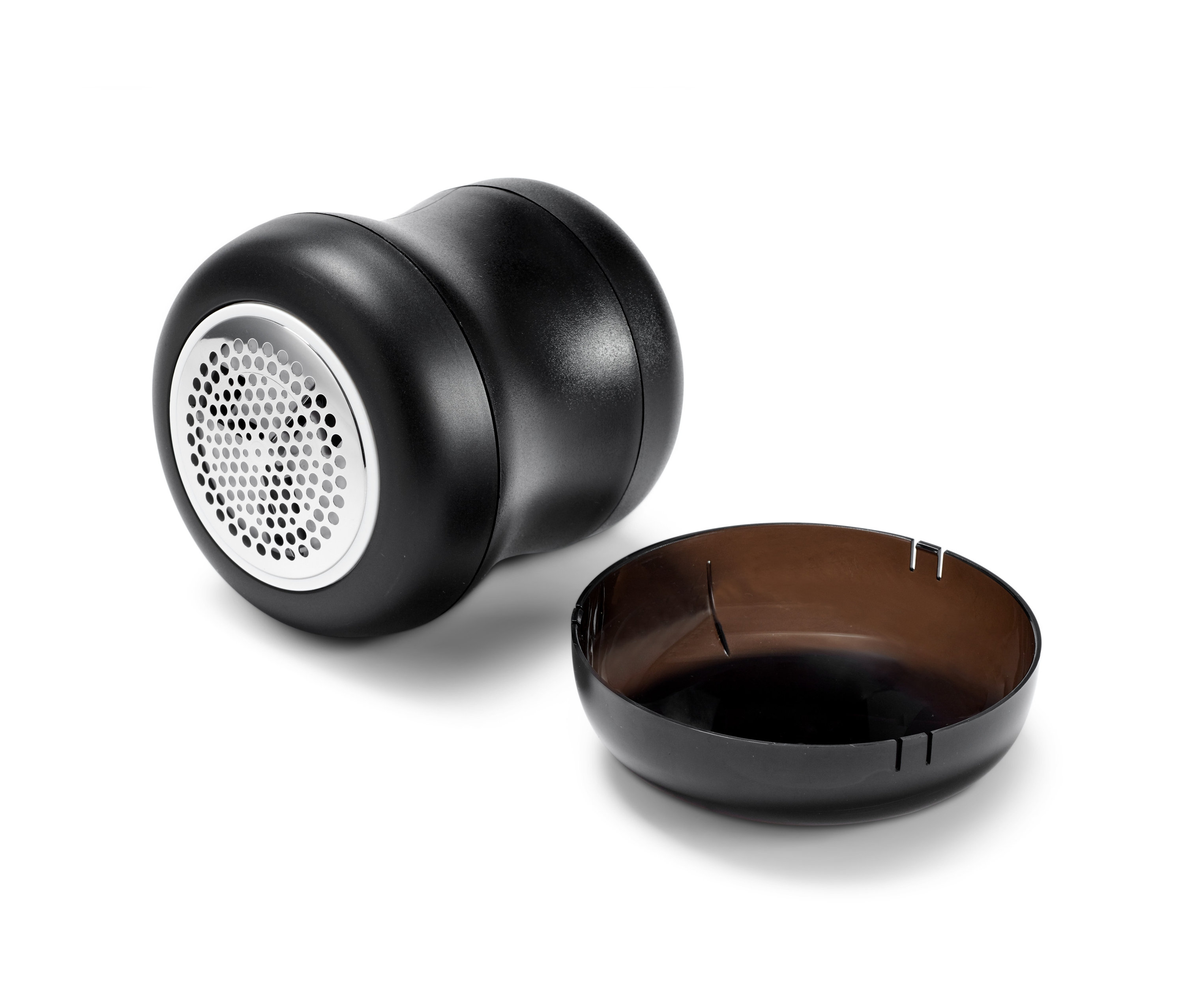 Černý odstraňovač žmolků a jeho odnímatelný průhledný kryt.